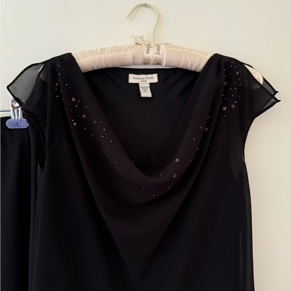 Beautiful Classy Amanda Smith, Two (2) Piece Set,
Skirt and Top, Size 6 - Picture 4 of 10